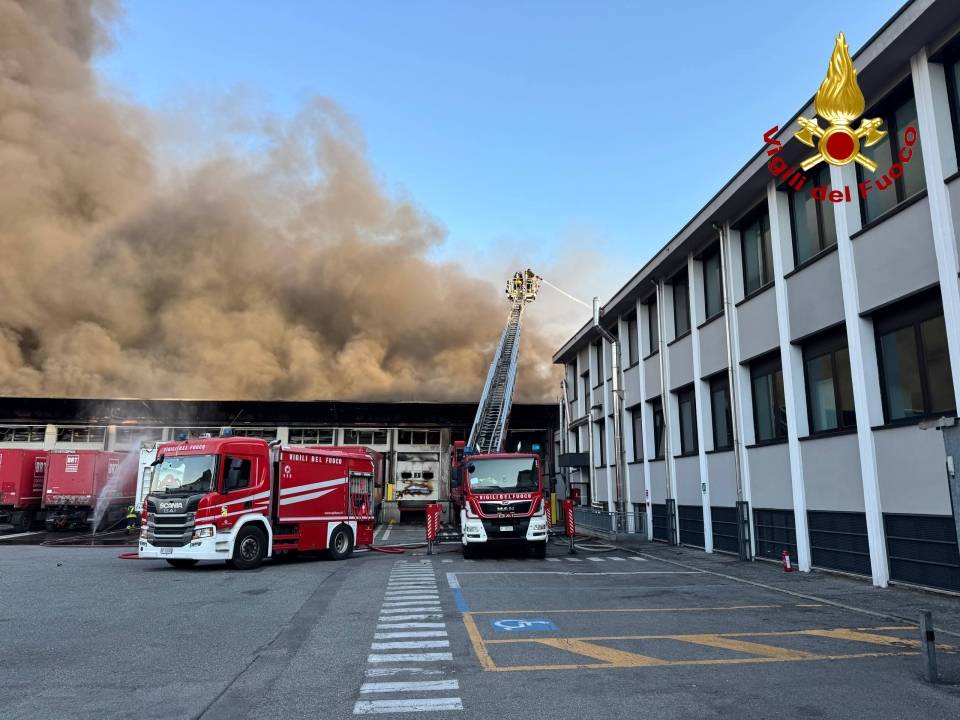 Maxi rogo nel deposito Brt di Milano: "Incendio partito da batterie al litio surriscaldate"